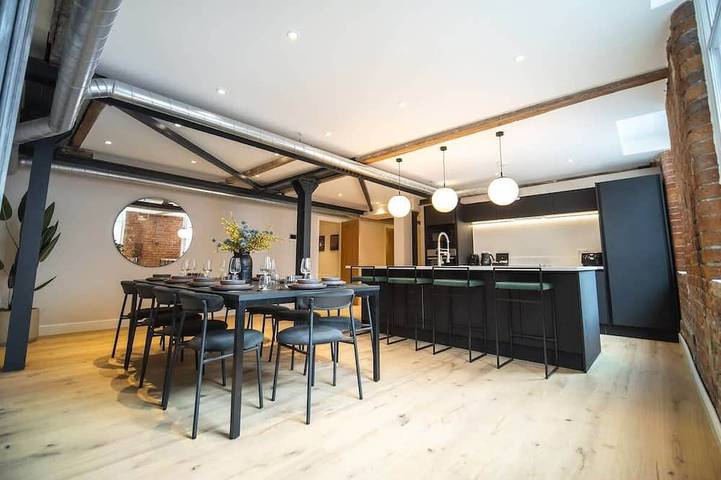 Glamping for 12 people, with pets in Manchester