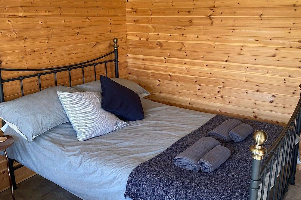 Cabin set in the village of St Clether an area of outstanding natural beauty. in Cornwall