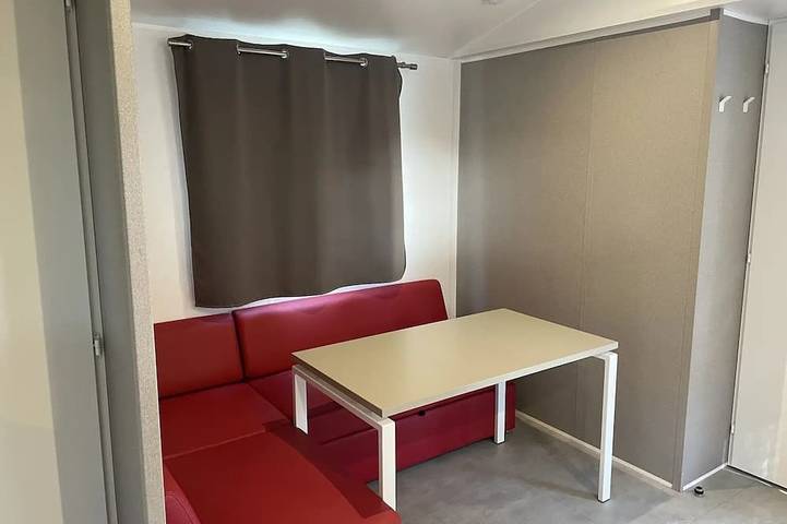 ZEcamping 4* familial piscine chauffée pet friendly mobil-home 24m2 in Sainte-Nathalène, Périgord Noir