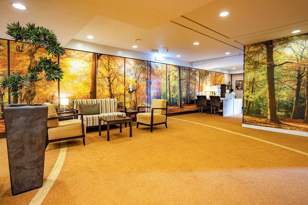 Relaxing Stay with Free Parking, Scenic Garden & Sun Deck to Unwind in Provincie Utrecht