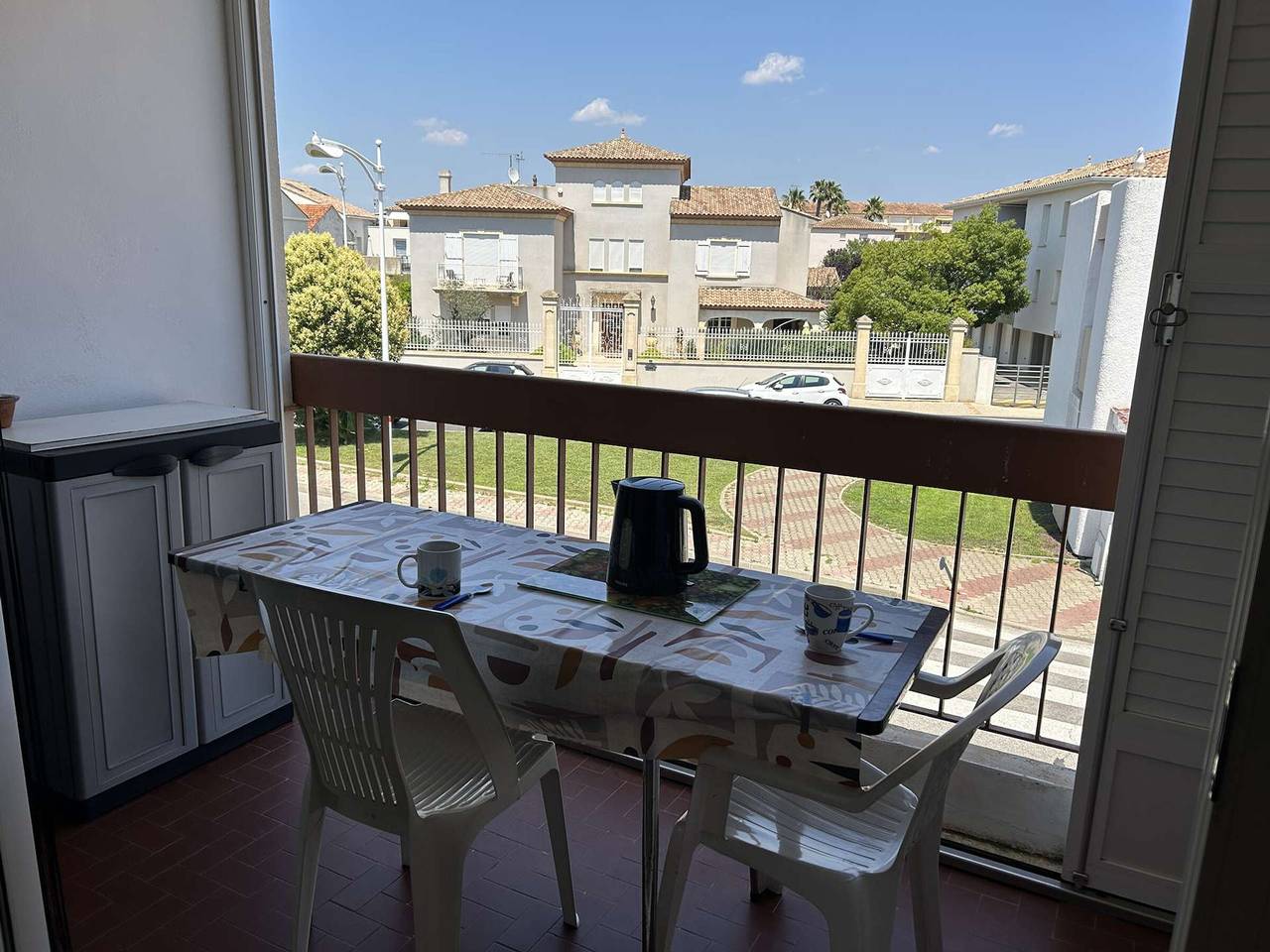 Entire apartment, Air-Conditioned 2-Brm Cabin Apartment with Terrace & Private Parking - Sleeps 6 - Le Grau-du-Roi in Le Grau-du-Roi, Côte d'Améthyste