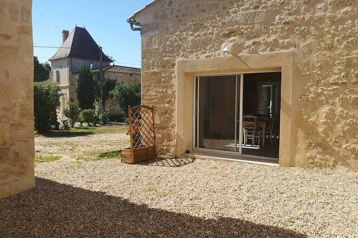 Location de vacances pour 9 personnes, avec jacuzzi et terrasse à Petit-Palais-et-Cornemps