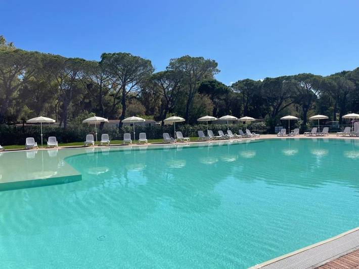Camping für 2 Personen, mit Terrasse und Kinderpool sowie Pool in Marina di Bibbona
