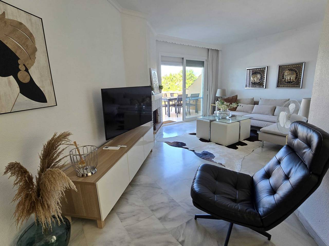 Entire apartment, Apartment with Sea and Mountain Views in Calahonda, Mijas in Urbanizacion Calahonda, Mijas