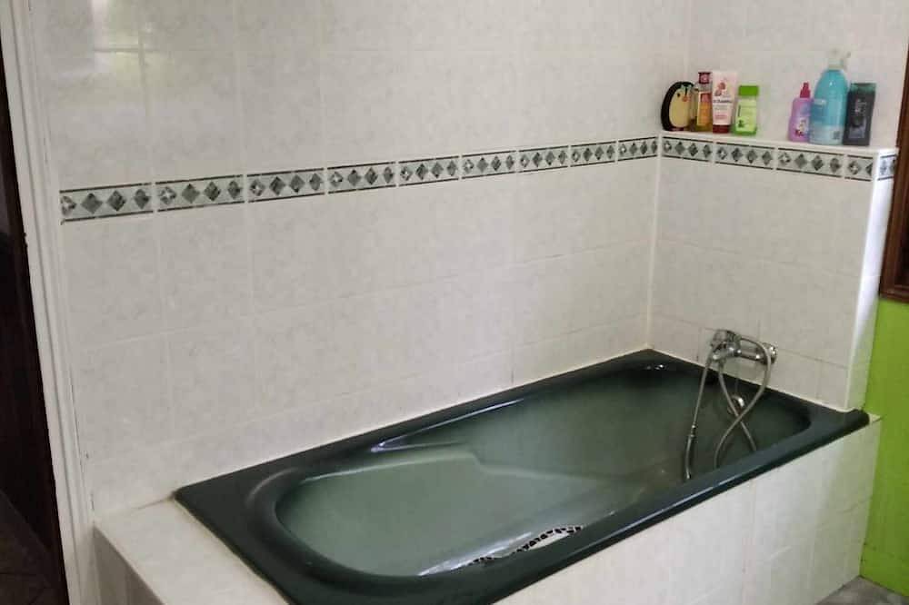 🌿 Maison normande au bord du ruisseau – Fraîcheur, calme & animaux bienvenus 🐾 in Saint-Pierre-et-Saint-Paul-en-Val-d'Auge, Région de Lisieux