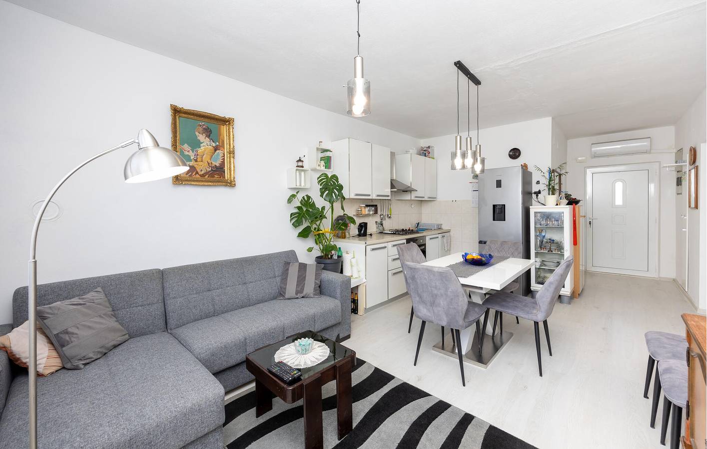 Geheel vakantieappartement, Gezellig appartement met terras, keuken, wifi en parkeergelegenheid in Marina, Split-Dalmatië