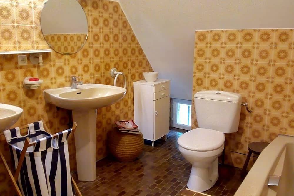 Seasonal rental of a Breton cottage in the heart of the forest in Theix, Côte des Mégalithes