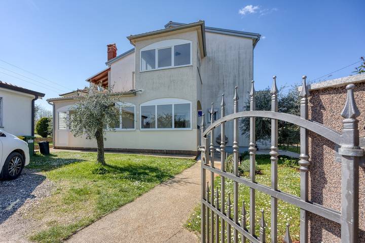 Ganze Wohnung, Two-Bedroom Apartment with Terrace in Nova Vas, Porec und Umgebung