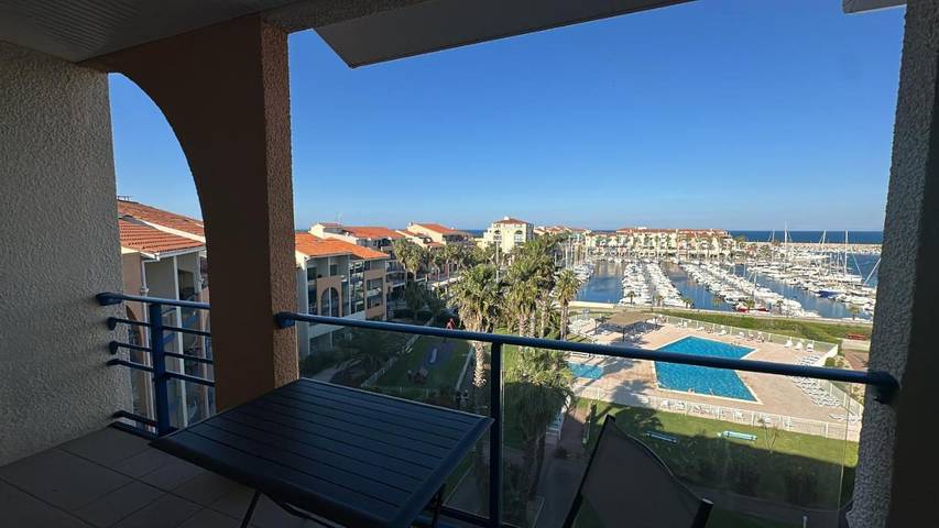 Location de vacances pour 4 personnes, avec terrasse ainsi que piscine et vue dans Port-Argelès