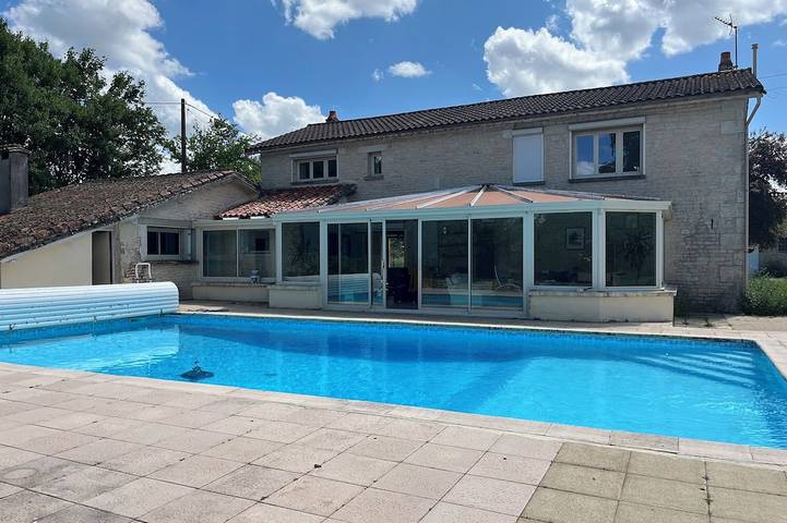 Location de vacances pour 10 personnes, avec jardin dans Asnières-en-Poitou