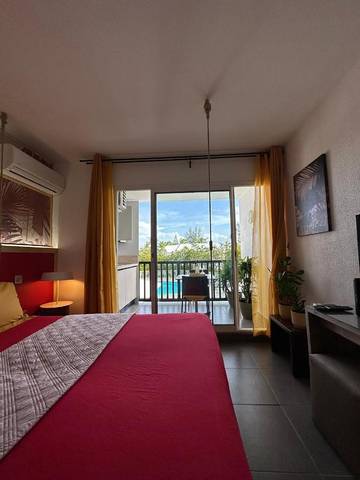 Gîte pour 2 personnes, avec terrasse ainsi que vue et piscine dans Port De Saint Francois