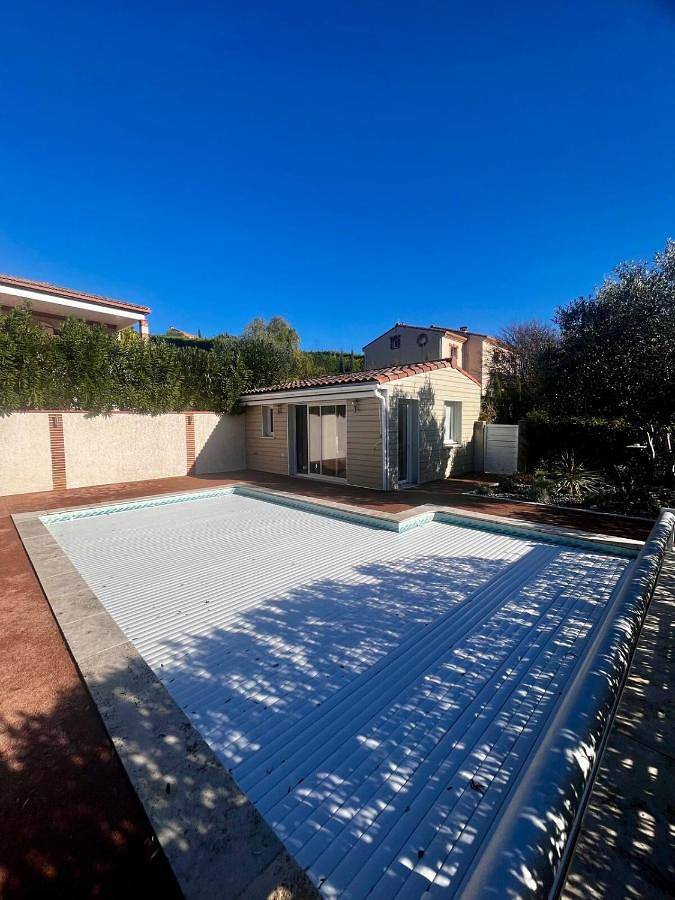 Appartement de vacances pour 2 personnes, avec terrasse ainsi que jardin et piscine, animaux acceptés