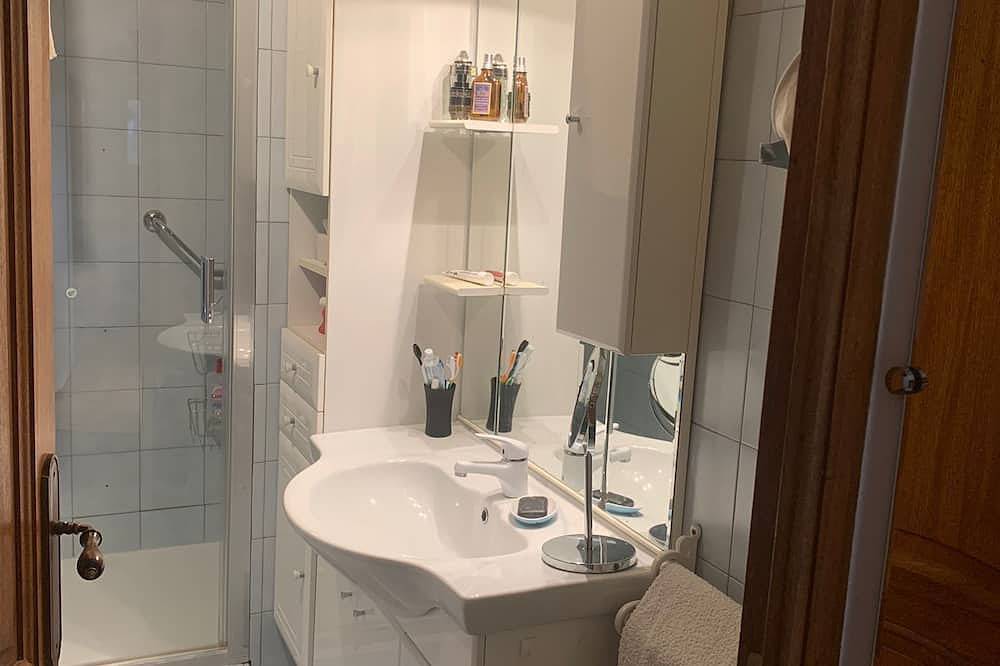 Close to Gréoux les bains, 1 bedroom for 2 + a small one for 1 and the swimming pool! in Saint-Julien, Brignoles region