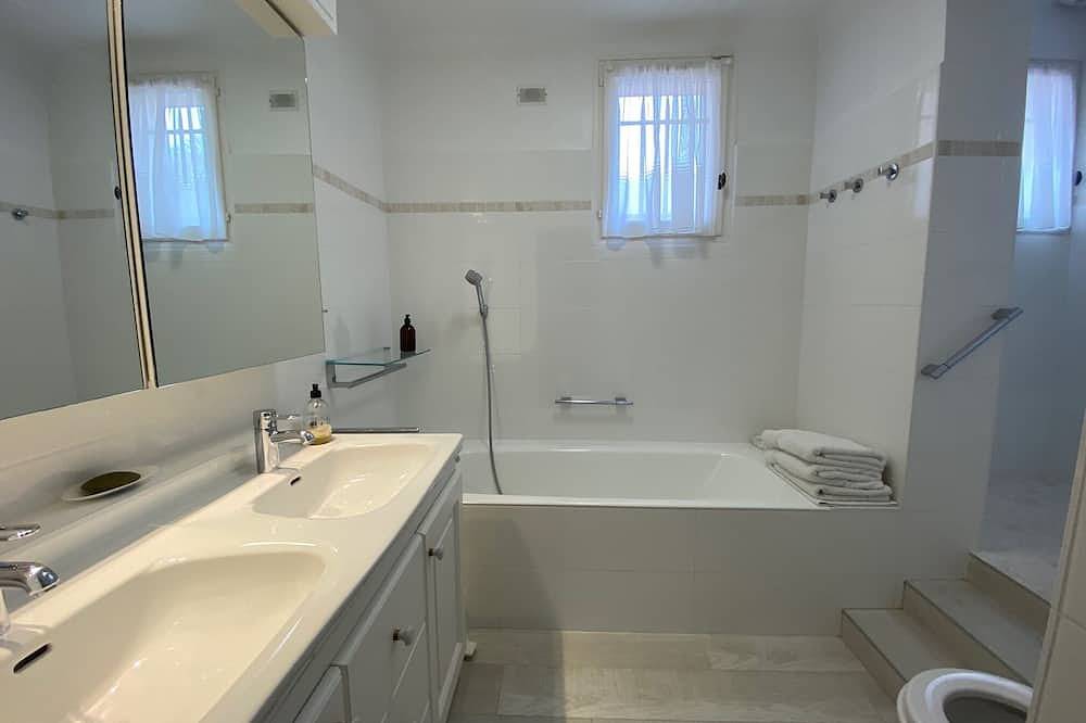Spacious 5-bedroom house with Ac and Wifi in brilliant Aix en Provence in Venelles, Aix-en-Provence region