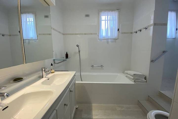 Spacious 5-bedroom house with AC and WiFi in brilliant Aix en Provence in Venelles, Region de Aix-en-Provence