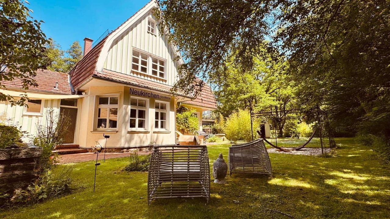 Klimaanlage, 5 Sterne Villa Bahnhoftraum, 333 qm, 1200qm Garten, virtueller Rundgang, Dachterrasse, Whirlpoolbadewanne in Braunfels, Lahn-Dill-Kreis