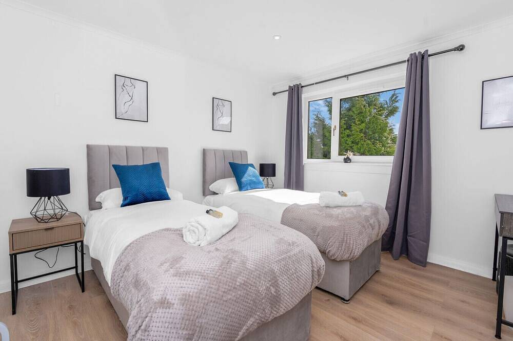 Free Parking| Sleeps 6 | 3 Bedrooms | Central in Livingston, West Lothian