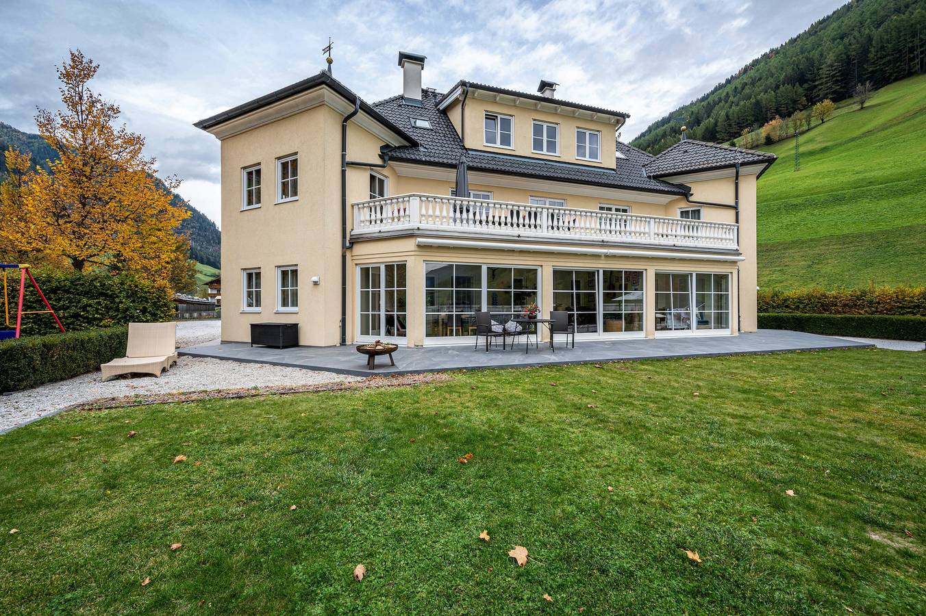 Entire studio, Studio 'Alpen Living 1st Floor Small' with Mountain View, Whirlpool & Wi-Fi in Ahrn Valley, Ziller valley alps