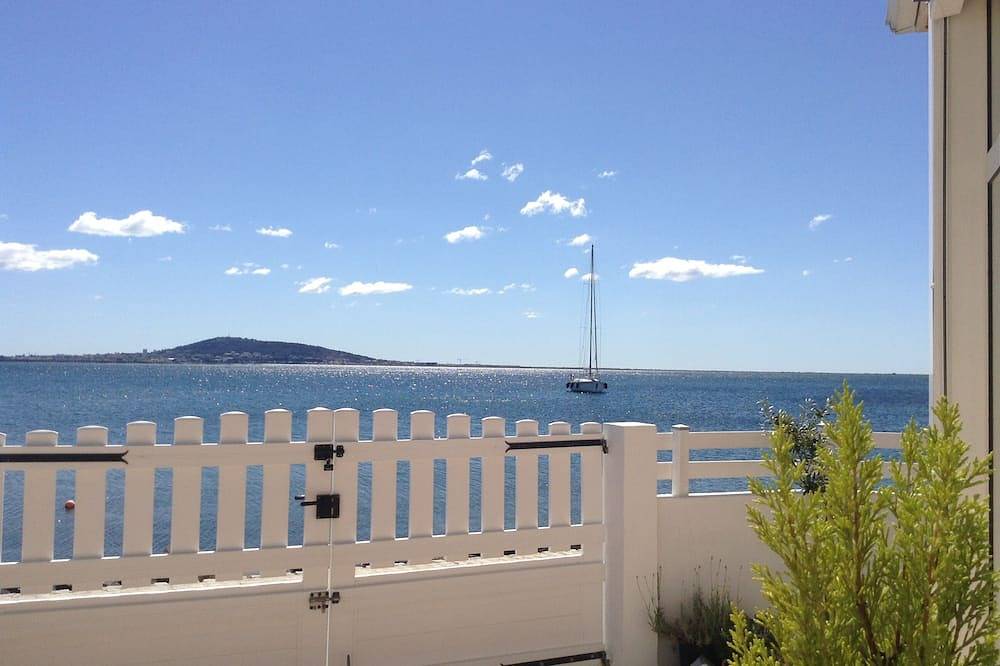 Ganze Wohnung, Luxurious waterfront studio (3 meters from the pond) - unique location in Mèze, Côte d'Améthyste