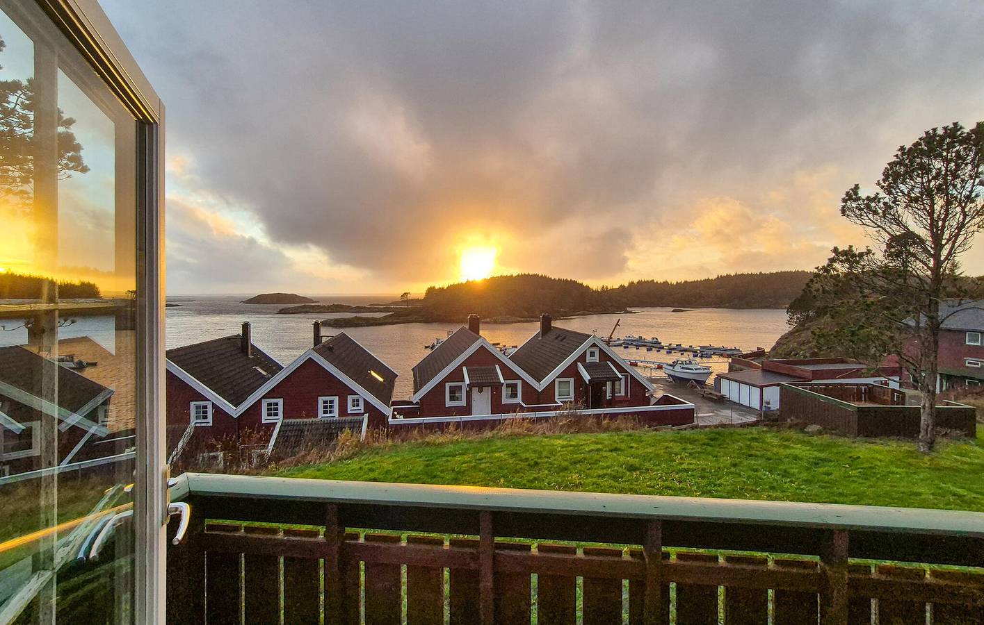 Ferienhaus für 10 Personen mit Terrasse in Radøy