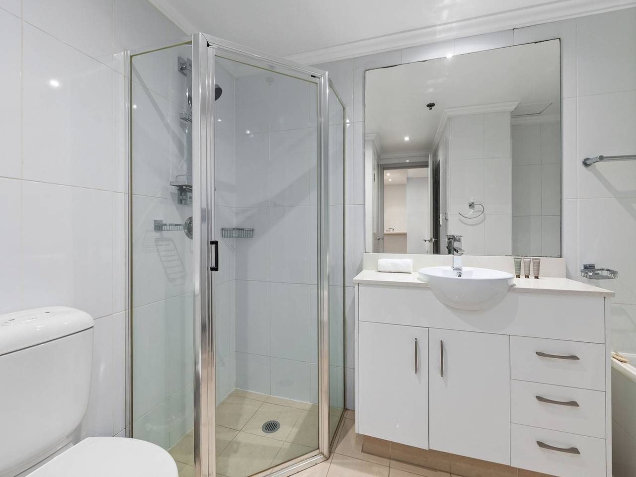 Entire apartment, Inner-city Stay with Pool and Gym Access in Sydney, New South Wales