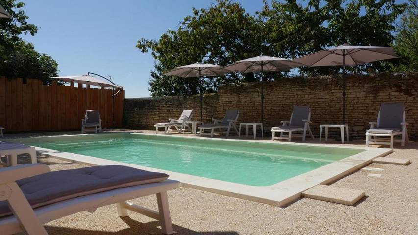 Location de vacances pour 3 personnes, avec Jardin ainsi que Piscine et Vue à Charrais