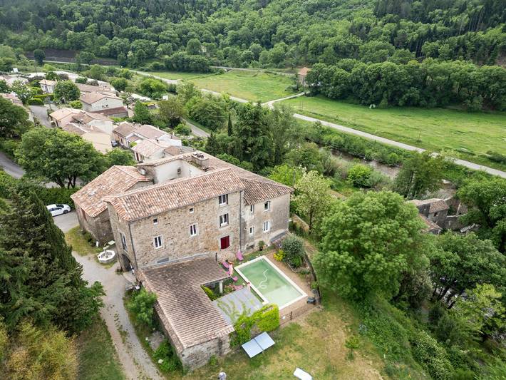Appartement entier, « Grand Gîte » avec vue sur la montagne, piscine partagée et Wi-Fi in Saint-Jean-du-Gard, Parc national des Cévennes