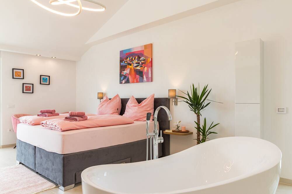 Villa Elena Deluxe in Fažana for 8 people with whirlpool, kids playground & private pool only 400 m from the beach in Fažana (Kroatische Adria), Fazana