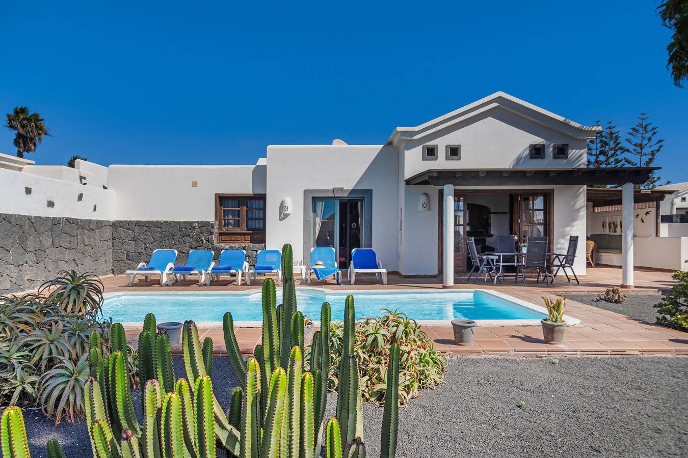 Holiday Home “Villa Tania” with Sea View, Mountain View, Pool, Garden, Terraces & Wi-Fi in Montaña Roja, Yaiza