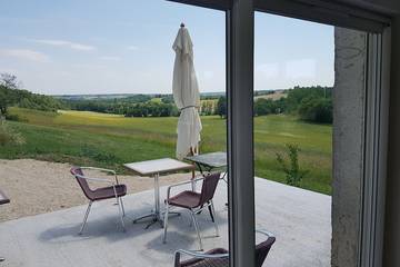 Maison de vacances pour 2 personnes, avec terrasse ainsi que piscine et jardin dans le Lot