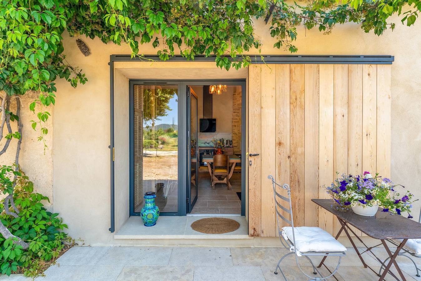 Apartamento entero, Apartamento 'Tilleul Enchanté' con terraza privada, jardín privado y aire acondicionado in Malaucène, Parque natural regional del Mont Ventoux