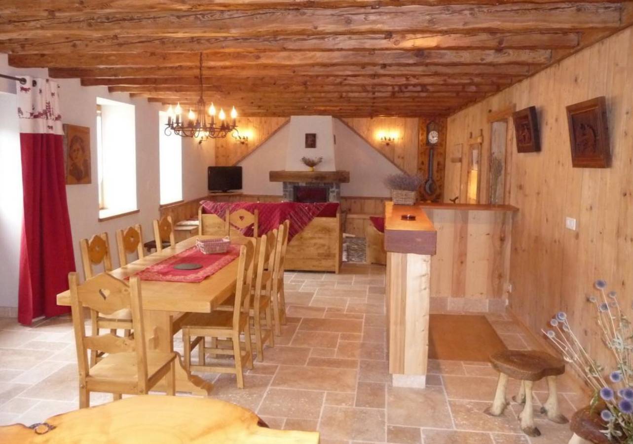 Entire apartment, Apartment 'Le Pele - 7 Pers' with Mountain View, Private Garden and Wi-Fi in Taninges, Bonneville region