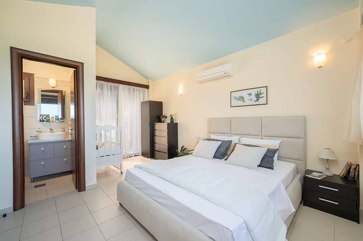 Villa Kandia 6 habitaciones con piscina privada y vistas impresionantes al mar. in Agia Effimía, Cefalonia