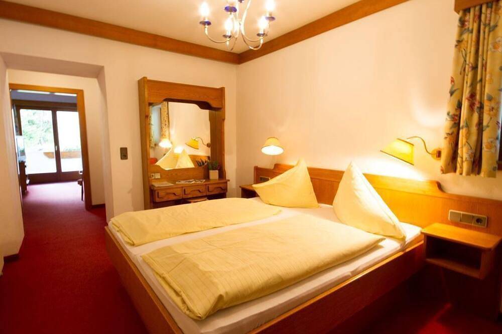 Zweibettzimmer mit Balkon - Hotel-garni Haus Sonnblick in Bad Kleinkirchheim, Nockberge