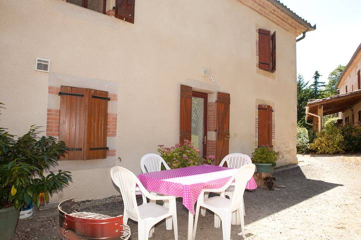 Gîte pour 3 personnes, avec piscine ainsi que jardin et terrasse à Cadalen - 2