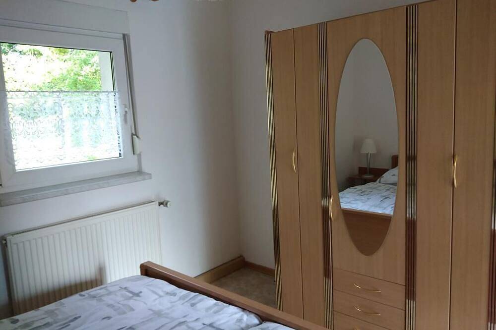 Ganze Wohnung, Die Wohnung verfügt über ca. 40 qm Wohnfläche.Die Fewo ist eingerichtet mit einer Küche, sowie Essgelegenheit (für 4 Personen) und einer Schlafcouch und Tv. in Gräfenhainichen, Dessau-Wörlitzer Gartenreich