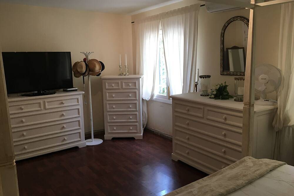 5-bedroom villa, with fabulous private pool, situated close to Puerto Portals in Costa d'en Blanes, Calvià