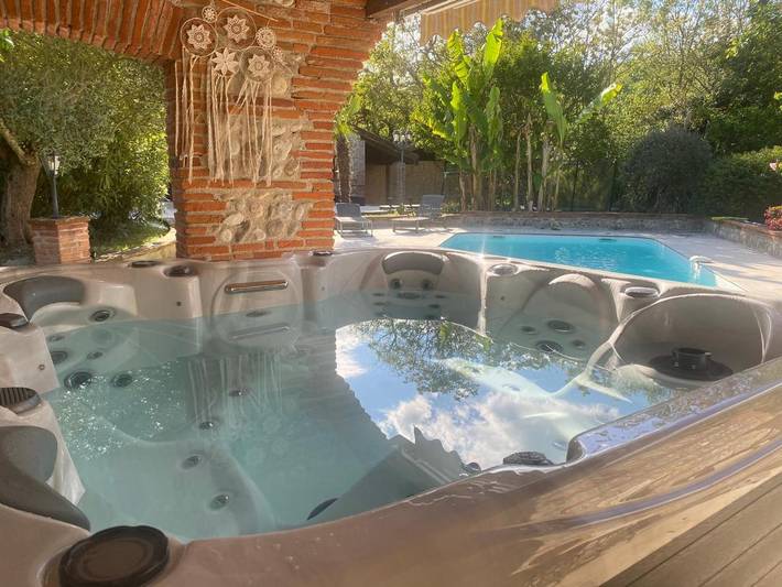 Cottage pour 11 personnes, avec jacuzzi ainsi que jardin et piscine à Lagrâce-Dieu