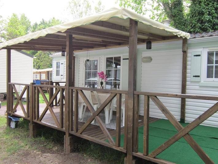Camping pour 4 personnes, avec Terrasse et Jardin ainsi que Piscine et Vue