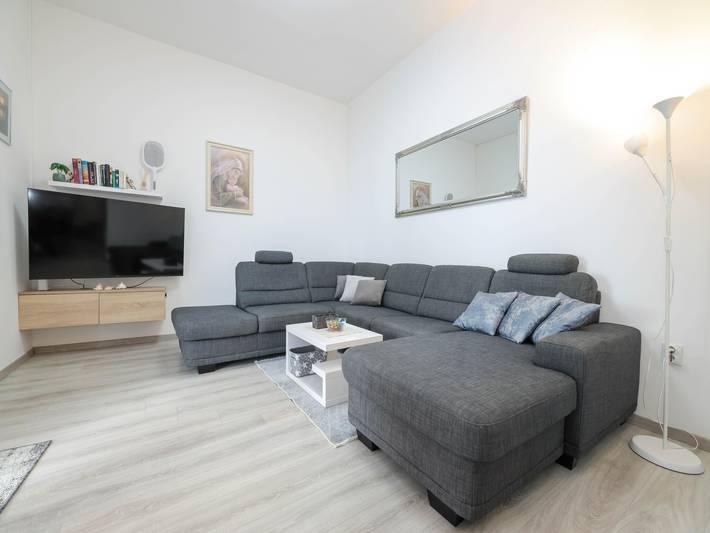 Ferienwohnung für 6 Personen, mit Balkon/Terrasse und Terrasse sowie Garten und Pool in Starigrad - 2