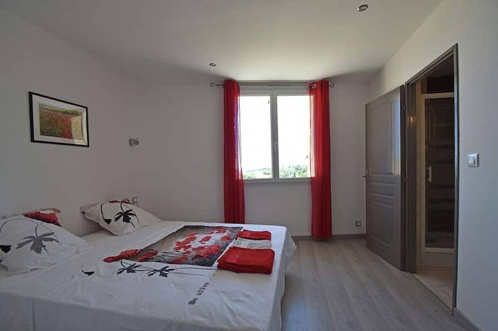 Location de vacances pour 8 personnes, avec Terrasse ainsi que Jardin et Piscine à Montouliers - 4
