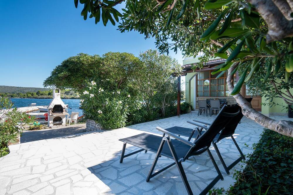 Ganze Wohnung, 2-Zimmer-Ferienwohnung am Strand Veli Rat, Dugi otok (A-438-a) in Veli Rat, Dugi Otok