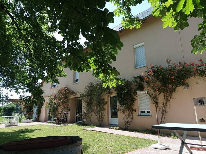 Gîte pour 14 personnes, avec Terrasse ainsi que Jardin et Piscine à Jouqueviel