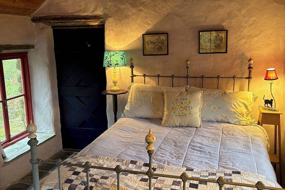 Enchanting 2-bedroom cottage  near charming Durrus village and Bantry town in County Cork