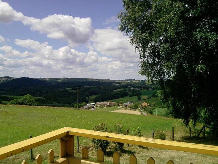 Location de vacances pour 8 personnes, avec vue ainsi que jardin et terrasse, animaux acceptés à Sainte-Colombe (Lot)