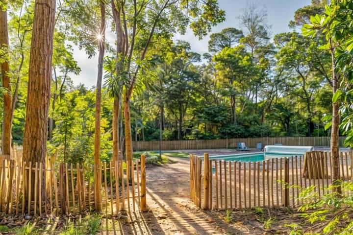 Location de vacances pour 5 personnes, avec vue ainsi que piscine et jardin, adapté aux familles à Pennautier