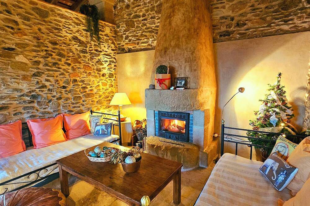 Casa de campo muy bonito renovado, amplio jardín, porche, barbacoa y piscina in Cantallops, Alt Empordà