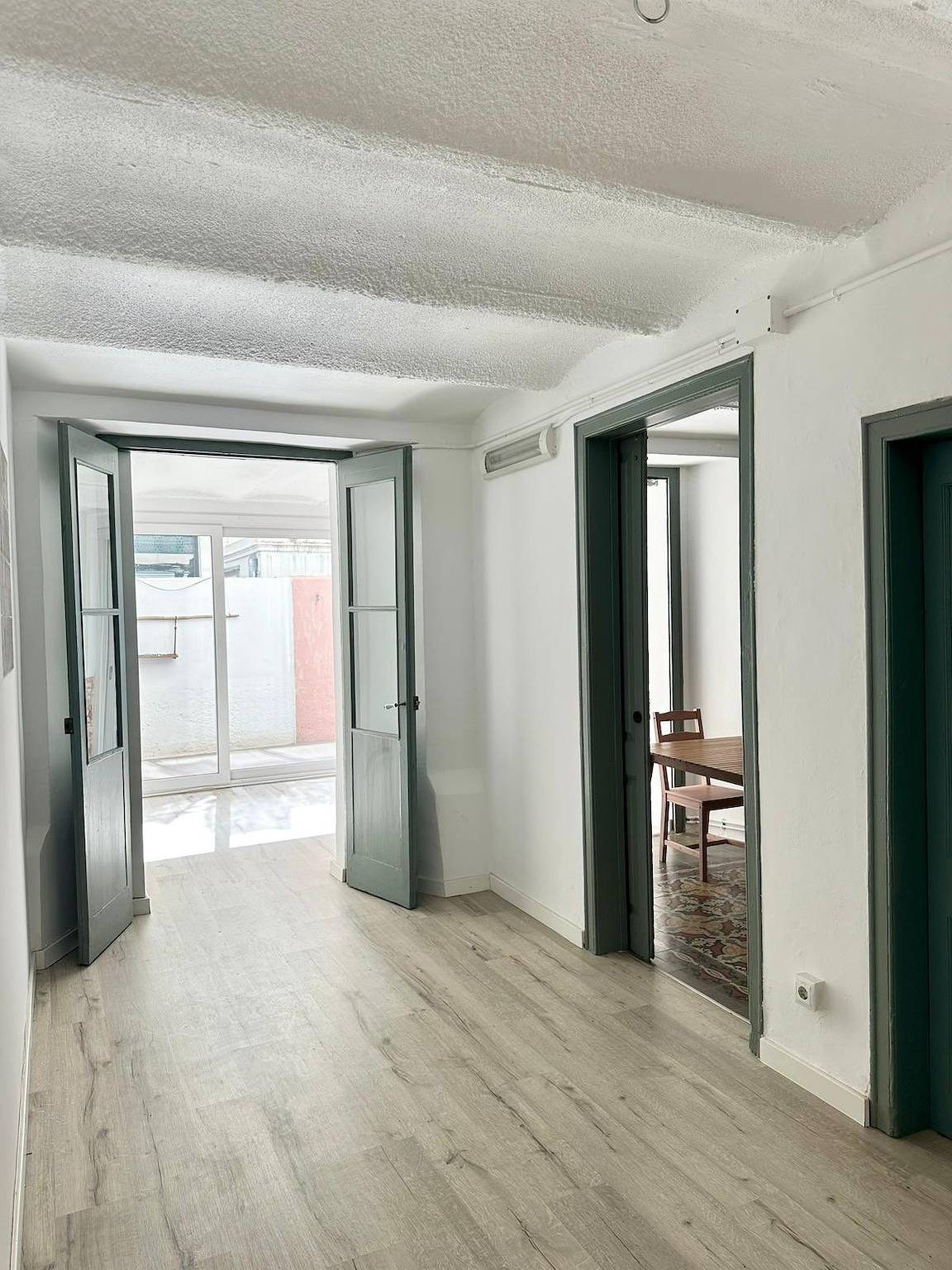 Entire holiday apartment, 2 Bed Flat - Sleeps 4 - Parking - Wifi in Barcelona Centre, Barcelona