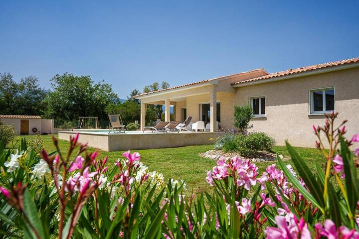 Villa pour 8 personnes, avec jardin ainsi que piscine et terrasse, animaux acceptés