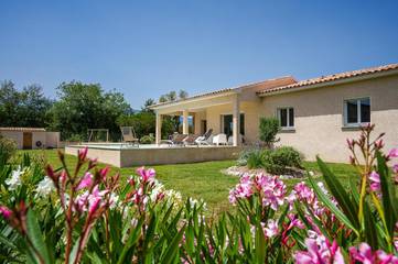 Location de vacances pour 8 personnes, avec terrasse ainsi que jardin et piscine, animaux acceptés dans Morta